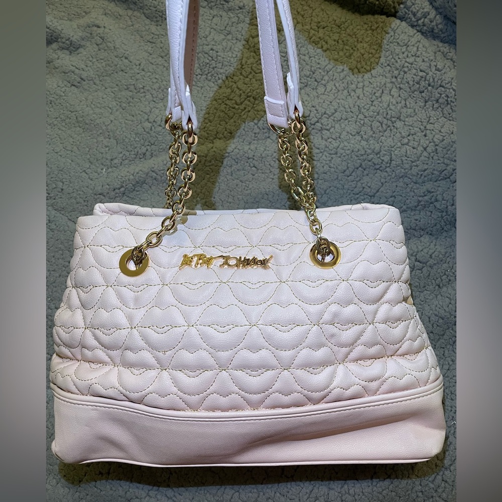 Light pink, gently used, 2 chain handles, great condition.